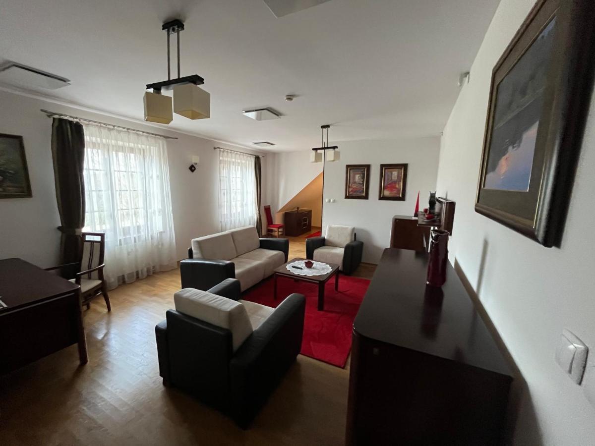 Rezydencja Dwor Polski Belchatow Luaran gambar